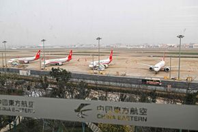 Boeing 737 Max 8-fly tilhørende Shanghai Airlines stående ble stående på Shanghai Hongqiao lufthavn mandag. <i>Foto:  STR</i>