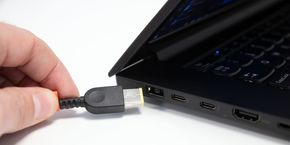 Ladepluggen er proprietær, men du kan også lade via USB-C-portene. Da tar imidlertid ladingen lenger tid. <i>Foto:  Kurt Lekanger, Digi.no</i>
