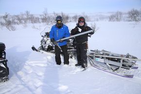 Snøtetthet måles ved å hente opp snø med en McCall-sylinder, og veie snøen. <i>Foto:  Tore Stensvold</i>