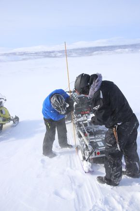 Kontrollmåling med peilestav i hvert hjørne av radarkjelken. <i>Foto:  Tore Stensvold</i>