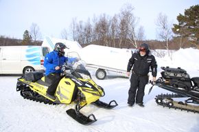 Statkraftspesialistene Per Erik Myrmo (på gul scooter) og Ketil Nilsen har 12 strekk de måler i nedslagsfeltet for Nea og Tya kraftverk. <i>Foto: Tore Stensvold </i>