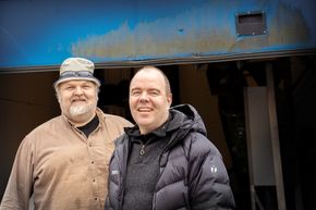 Stein Kyrre Monsen og Erik Michelsen mener at de er ferd med å revolusjonere ølbryggingen. <i>Foto:  Paal Kvamme</i>