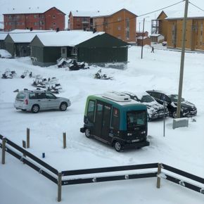 Den førerløse bussen testes nå i Longyearbyen. <i>Foto:  Anders Martinsen</i>