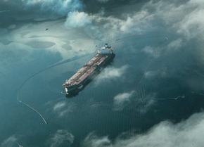 Exxon Valdez hadde bare enkelskrog. Av rundt 201.000 kubikkmeter råolje, lakk 33.000 kubikkmeter ut. US Coast Guard regner med at kun 40 prosent ville lekket ut om skipet hadde hatt dobbelskrog. <i>Foto:  NOAA</i>