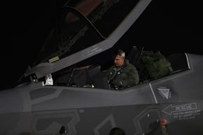 Oberstløytnant Martin Tesli i cockpiten på et F-35 før et nattoppdrag på Nellis AFB under jagerflyøvelsen Red Flag 2019 <i>Foto:  Torbjørn Kjosvold / Forsvaret</i>