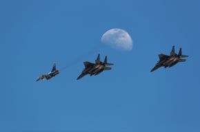 Et F-16 og to F-15 over Nellis Air Force Base under jagerflyøvelsen Red Flag 2019 <i>Foto:  Torbjørn Kjosvold / Forsvaret</i>