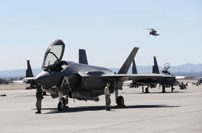 F-35 jagerfly foran et F-15 jagerfly og et Black Hawk-helikopter på Nellis AFB.  <i>Foto:  Torbjørn Kjosvold / Forsvaret</i>