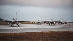 F-16 og F-35 taxer sammen opp til en «elephant walk» på Ørland flystasjon før take-off til fjorårets julestjerneformasjon. <i>Foto:  Marius Brustad / Forsvaret</i>