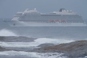 Viking Sky gikk fra Molde onsdag morgen, assistert av slepebåt, for å repareres i Kristiansund. <i>Foto:  Svein Ove Ekornesvåg/NTB Scanpix</i>