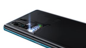 Periskop: Slik sitter den såkalte periskoplinsen montert i telefonen <i>Foto:  Huawei</i>