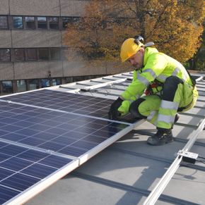 Sommertid kan lønne seg for dem som har solceller på taket. <i>Foto:  Bane Nor</i>