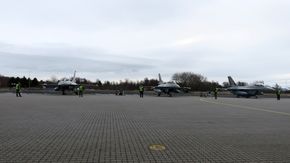 Tre av de siste F-16-flyene klargjort og klar for avgang. <i>Foto:   Per Erlien Dalløkken</i>