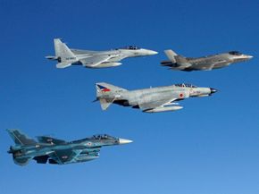 Japanske jagerfly på en seremoni i mars: F-2 (fra venstre), F-15J, F-4EJ og F-35A.