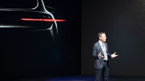 Steven Armstrong, leder for Ford i Europa, forteller om den kommende SUV-en. <i>Foto:  Marius Valle</i>