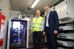 Teknologidirektør Kjell Rabben i Havila Kystruten med Anders Valland ved siden av brenselcellen fra Hydrogenics. Sintef Ocean og ABB har utvidet sitt hybridlaboratorium i Trondheim. Det åpnet i 2014 med batterier, dieselmotor, generatorer og superkapasitator. I 2019 er det nå også installert en brenselcelle som går på hydrogen, levert i komprimert form på stålflasker. <i>Foto:  Tore Stensvold</i>