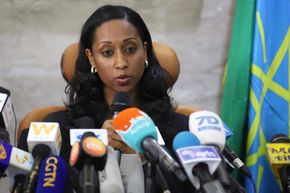 Den etiopiske transportministeren Dagmawit Moges på pressekonferansen torsdag formiddag der hun presenterte den foreløpige havarirapporten etter ET302-ulykken. <i>Foto:  MICHAEL TEWELDE</i>