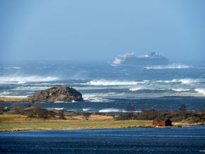 Hadde Viking Sky hatt solide batteripakker, kunne det unngått blackout og nesten-havari. <i>Foto:  Frank Einar Vatne/NTB Scanpix</i>