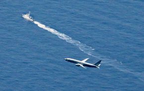 Et japansk kystvaktskip og et amerikansk P-8 Poseidon under letingen etter F-35A-flyet onsdag morgen lokal tid. <i>Foto:  105645+0900</i>