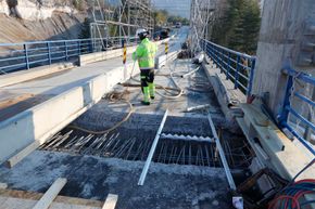 I helgen skal det støpes nye skjøter mellom bru og viadukt. Derfor må vegen stenges helt mens betongen herder. <i>Foto:  Tor Arvid A. Gundersen, Statens vegvesen</i>