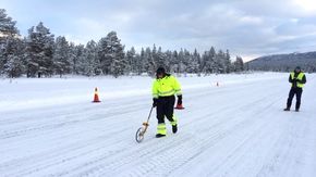 I den ekstremt snørike vinteren 2017-18 brukte Norge 2,5 milliarder kroner på vinterdrift av riks- og fylkesveier, inkludert salt. <i>Foto:  Nina Elisabeth Tveter, Gemini</i>