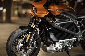 For Harley Davidson representer Livewire nesten en revolusjon. Stålrammen er erstattet av aluminium, 45 graders V-twin er byttet mot trefaset asykron elmotor og over den sitter en batteripakke. <i>Foto:  Josh Kurpius/Harley Davidson</i>