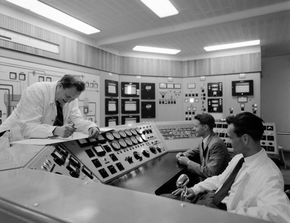 Interiør fra atomreaktoren i Halden noen dager før åpningen i september 1959. Reaktoren i Halden ble bygget i perioden 1955 til 1958 av daværende Institutt for Atomenergi (nå Institutt for Energiteknikk, IFE). Reaktoren ble bygget som en forsøksreaktor, med tilstrekkelig effekt til også å brukes som en prototype dampprodusent for industrien. Prosessene ble overvåket døgnet rundt via fjernssynsskjermer i kontrollrommet. <i>Foto:  Sverre A. Børretzen / Aktuell / Scanpix</i>