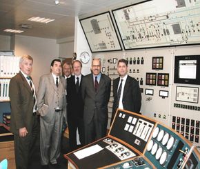 I 2006 var Kjell Bendiksen (t.h.) vert for generaldirektøren i det internasjonale atomenergibyrået, El Baradai. Bildet er tatt i kontrollrommet inne i JEEP II-reaktoren. <i>Foto:  IFE</i>