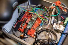 Sensorer og algoritmer som kontrollerer elmotoren i sykkelstyret, skal gjøre det umulig å velte. <i>Foto:  TU Delft</i>