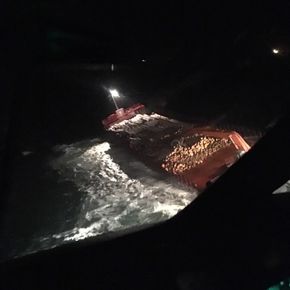 Slik så lasteskipet Hagland Captain ut fra Sea-King helikopteret natt til søndag 24. mars. <i>Foto:  Forsvaret</i>