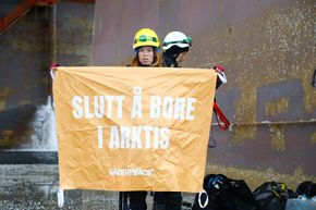 I april i år aksjonerte Greenpeace mot riggen som boret Korpfjell-brønnen. <i>Foto:  Jonne Sippola/ Greenpeace</i>