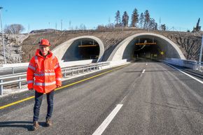 Prosjektleder Arild Hegreberg i Statens vegvesen foran tunnelløpene i den vestlige åpningen nærmest byen. <i>Foto:  Jarle Skoglund</i>