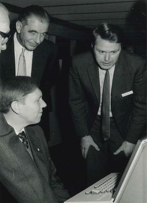 Ernst Sejersted Selmer var tilstede ved innvielsen av UNIVAC 1110-maskinen til Universitetet i Bergen i 1973. Her står han bak til venstre, ved siden av Kåre Bjørnenak. Magne Lerheim sitter ved terminalen. <i>Foto: Universitetet i Bergen</i>
