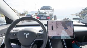 Minimalistisk interiør i Tesla Model 3. <i>Foto:  Marius Valle</i>