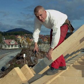 Tømrere er blant de mest etterspurte yrkesgruppene. Her er Stig Skotheim i Fræna Byggeservice i arbeid med en av de 13.169 boligene som er påbegynt i Norge i år. <i>Foto:  Kjell Herskedal / NTB scanpix</i>