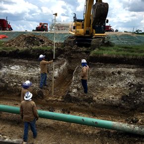 Arbeidere ved Eagle Ford i Texas jobber for å forberede en forlengelse av rørledningen for et frackingprosjekt. <i>Foto:  Reuters/David Gaffen/NTB Scanpix</i>