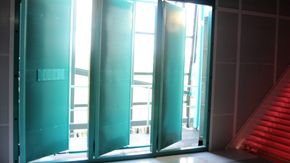 Disse dørene åpnes når lufta som sirkulerer i det lukkede systemet, begynner å bli for varm. <i>Foto:  Knut Bjørheim</i>