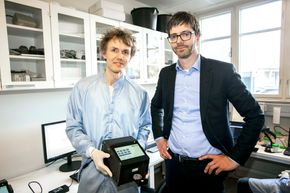 Biofysiker Sebastian Stenmark og administrerende direktør Lars Halvor Langmoen i et av laboratoriene hvor de utvikler teknologien bak den superraske blodtesten. <i>Foto:  Tormod Haugstad</i>
