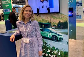 Markedssjef Hanne Watts i Grønn Kontakt er på plass under verdens største elbilkonferanse, EVS i Lyon. Hun kan fortelle om ambisiøse planer for lynlading. <i>Foto:  Svein-Erik Hole</i>