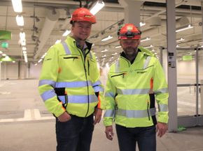 Prosjektsjef Kristian Gjestemoen og prosjektleder Per Kristian Hegg er snart klare for å rive opp gulvet i første etasje på Gulskogen senter. <i>Foto:   Ida Oftebro/Teknisk ukeblad</i>