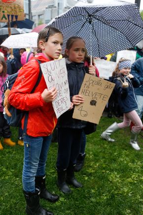 Flere tusen ungdommer trosset regnet og klimastreiket i Oslo fredag. <i>Foto:  Erik Martiniussen</i>