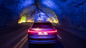 Audi E-Tron har en sammenhengende lysstripe bak. <i>Foto:  Marius Valle</i>