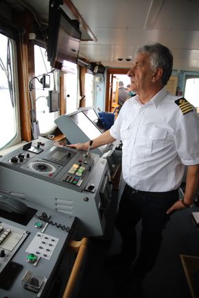 Kaptein Tormod Karlsen har seilt Nordstjernen siden 1994. Det gamle Hurtigruteskipet fra 1956 er vernet. <i>Foto:  Tore Stensvold</i>
