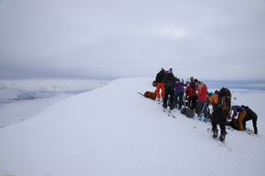 Skiturister på toppen av Dronning Maudfjell på Svalbard. <i>Foto:   Tore Stensvold</i>