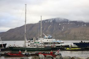 Småbåttrafikken rundt Svalbard er sterkt økende. Fartøy under 15 meter trenger heller ikke melde fra til havnemyndighetene i Longyearbyen. <i>Foto:   Tore Stensvold</i>
