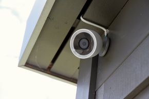 Nest Cam IQ er det mest avanserte utendørskameraet fra Google. Det har 4K-sensor, filmer i Full HD, og zoomer automatisk inn på personer. Kameraet lar være å varsle hvis den ser «kjentfolk». <i>Foto:  Kurt Lekanger</i>