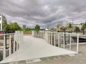 Det tok en halv times tid å heise broen på plass over kanalen i Malmö. <i>Foto:  Jan Kroon, Fiber Core</i>