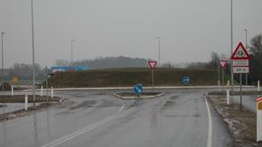 En dansk analyse av 332 rundkjøringer viser en signifikant nedgang i trafikkulykker i rundkjøringer med mer enn to meter høye sentraløyer. <i>Foto:  Vejdirektoratet</i>