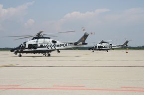 To av politiets nye AW169-helikoptre på Malpensa lufthavn nordvest for Milano tirsdag. <i>Foto:  Luigi Pisano</i>
