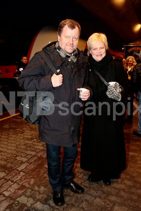 Kristin og Charlo Halvorsen på perrongen ved "Grunnlovstoget" på Oslo Sentralstasjon. Toget gikk til Eidsvoll og den offisielle åpningen av Grunnlovsjubileet 1814-2014. <i>Foto:  Håkon Mosvold Larsen/NTB Scanpix</i>