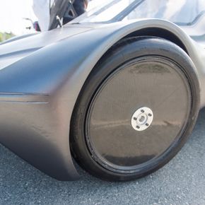 Triller lett: Disse hjulene er spesiallaget av Michelin for å trille med minst mulig motstand. Dekkene har den minst tillatte dimensjonen som er lov å bruke I konkurranse. <i>Foto:  Håvard Zeiner</i>
